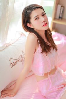 游泳教练在水里含我奶